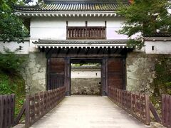 【飫肥城大手門】
1871年(明治 4 年)に取り壊された後、1978年(昭和 53 年)、
樹齢 100 年の飫肥杉を使用して復元されたんだそうです。