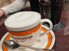 空港内、最後に宮越屋珈琲店でゆっくりします。
素敵なコーヒーカップとソーサーが飾られていたから
てっきり素敵なカップでコーヒーがいただけるのかと思ったらお店オリジナルのカップでした^^;

このカップはこのカップでかわいい！
スチームの泡がふわふわ！モッタリ系の泡が好みですがこれはこれで美味しい！

アイスコーヒー　660円
カフェラテ　　　770円

