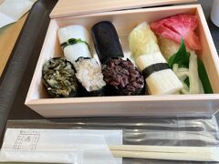 嵐山昇竜苑内の「西利」で京つけもの寿司。
店内に２テーブルだけ食事スペースがあり、そこでいただきました。