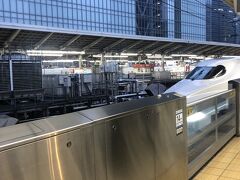 東京駅にて朝7時発の新大阪駅行きのぞみへ。