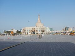 広場の近くに「ファナールイスラムセンター」があります。

イスラム教とアラビア語の教育機関だそうです。