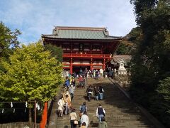 お昼ごはんを食べてから歩いて鶴岡八幡宮までやってきました。
午後からは晴れて青空も見えはじめました。
