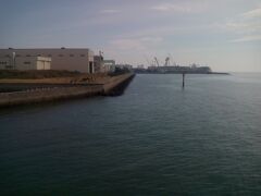 およそ40分で日立造船のドックが見える長洲港に到着。