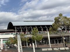 高知駅の奥にあるお土産屋さんでお酒やお菓子を買い込みます。
今回は車で来てるので重い一升瓶も送料を気にせず買い込みました。