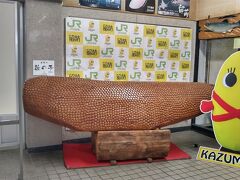 待合室には有名な駅そばがありますが、流石に9分では食べることが出来ないので匂いだけで我慢します。

留萌と言えばニシン。そして数の子ですね。

折り返し列車の改札待ちの列に並び発車4分前に改札が始まりました。
帰りも進行方向反対側になりましたがこの人出ですから仕方無いですね。これから来春の廃止まではフィーバーすることになるでしょう。
トラブルが無く最後の日まで無事に走ることを祈るしか無いですね。