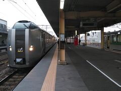 深川には10時に到着です。列車は旭川行ですが、この先を急ぐので10:06発のカムイ7号に乗換て再び旭川駅へ向かいます。

今回のメインイベントの貸切バスは旭川空港始発で既にメンバーは空港に集まっており、旭川駅に向けて出発するところです。