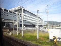 すぐに新幹線の高架線と直交。
新鳥栖駅に停車。
