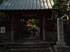 北条政子ゆかりの地である寿福寺へ。