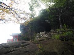 コトビキ岩が見えて来ました。
ここ神倉神社の御神体でしょうか。
