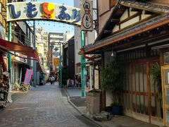 ココフルカフェを出て、駒込駅を目指します。

駒込駅方面…小さな商店街を抜けて行くと聞いていました。
大通りを歩いていると、商店街発見！
直感で商店街に入っていく…

しもふり商店街。
アーケードが何かかわいいデス。