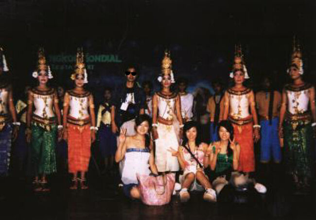 踊り子さん達と記念写真。