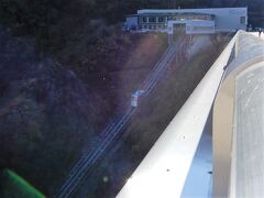 1340 宮ケ瀬湖ダムのインクラインと山頂停車場
奥に宮ヶ瀬ダム水とエネルギー館が見える