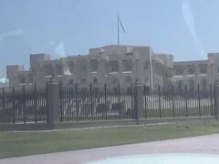 ホテルをチェックアウトして、一旦はホテルの送迎バスで空港に向かいます。

進行方向右側の傍らに見えてきたのはカタールの首長一族が住む「首長の館」です。
