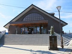 新しくできた秋田犬ピーアール施設、大館駅前にあります。