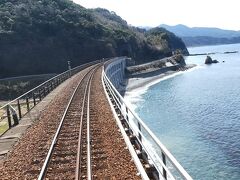 まず最初の見どころ。
惣郷川橋梁を展望デッキの外に出てみます。