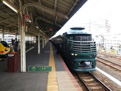 いよいよ、TWILIGHT EXPRESS 瑞風とご対面。
今まで遠くから何度か大阪駅で走っているところは見たことはあるが、乗車するどころか近くで見ました。
「関安子」(せきあんこ)の隣には、振鈴のレプリカがあります。

TWILIGHT EXPRESS 瑞風は、87系。
非電化区間も走行できるようディーゼルカーとなっています。
写真も撮ったのでお部屋ある車両に向かいます。
途中、担当のクルーの方に案内していただけます。