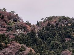 山寺の方向はどんより…(-_-;)

宝珠山立石寺（ほうじゅさんりっしゃくじ）が山寺の正式名称で、８６０年に慈覚大師が開いた、天台宗の「お山」だそうですφ(..)

五大堂への入口となる山門の開門は８時なので、それまでの時間を使って、根本中堂等々他を観光しておきましょう(^^)