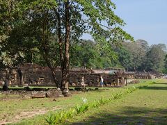 バプーオンの前を通過して行くと、その先に象のテラスが始まります。
