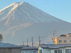 翌朝、窓にドーンと現れた富士山