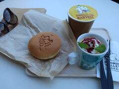 お昼はメッツァビレッジでと考えていたので、少し小腹を満たします。
カフェでプリンとカフェ・オ・レを ♪
パフサンドはお夜食用に購入しました。