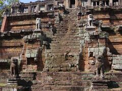 ピミアナカスは、小さなお堀に囲まれていて、立入禁止でなくても入れません。
