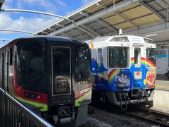 高松駅。特急うずしおに乗ります。
隣はアンパンマン電車。子ども連れで満席です。