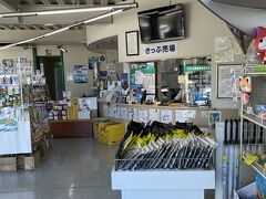 切符を買って、船が出るまで待機。
お土産物屋を兼ねています。コインロッカーも中くらいのサイズのがいくつかはありました。