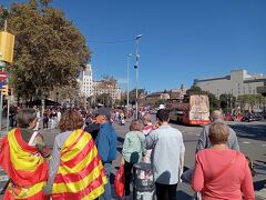 この日（10/12）は、スペインのナショナルデー（Día de la Fiesta Nacional de España）で、スペイン全体の休日でした。カタルーニャ広場を中心に、大通りは封鎖され、国旗をまとった人々がお祭り気分で集まっていました。