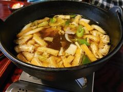 お腹が空いたのでそば屋で昼食。ここの名物は「投じそば」といって、油揚げとネギのたっぷり入ったつゆを沸かして