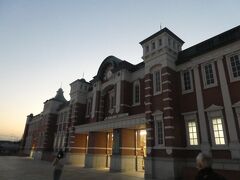 東京駅？
いえ、深谷駅です。
深谷はレンガの町なのでレンガ風。
ええ、東京駅はレンガなのにレンガの産地の深谷駅はレンガもどき。
予算の関係かな？
