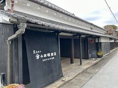 丹波と言えば黒豆。黒豆を扱っている老舗。
自転車で移動中、見かけたので、寄りました。
中は、多くのお客さんがいたし、ここの庭を見ながら、飲食するのもいいみたい。
待ち時間がありそうで、パス。