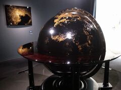 中に入ると、巨大な輪島塗の地球儀が。こちらは撮影OKでした。

「夜の地球　Earth at Night」。2022年に完成したようです。

周囲には、東京、北京、ロンドン、ニューヨークの４都市の夜景のパネルも。