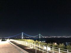 難波から高知駅前と、いつも通りのつもりで取ったバス。
チケット情報を確認したら、大阪駅から高知インターのチケットになってて…（汗）
予約した楽天のサイトに確認すると乗降車場所の変更は出来ない。一旦取り消して取り直しと言われたのですが…
手数料も掛かるし、同一料金区間なのに。。？！
運行するJRバスさんに確認すると、同一料金区間なので、当日運転手に伝えてもらえば問題ない。そのままのチケットで可。と言われました。
自分が悪いのだけど、楽天さんの対応、ちょっと納得いかずの事前作業。。

でも、当日唯一の休憩箇所、明石大橋の夜景は素敵でした ♪