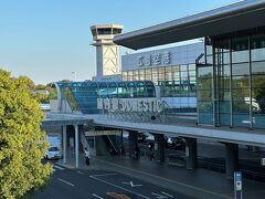 広島県三原市『広島空港』

広島空港国内線ターミナルの写真。

東京・羽田空港から広島空港に到着しました♪
広島空港と言えば、山を削り谷を盛土して造成した空港であるため、
標高が330mと高いため、気象条件が急激に変化しやすい空港として
知られています。

ここまでのブログはこちら↓

<ANAプレミアムクラスで行く広島 ① 羽田空港第2ターミナルで
ラウンジホッピング♪『ANAラウンジ（本館北）』
『ANAラウンジ（本館南）』『パワーラウンジセントラル』
『パワーラウンジノース』『エアポートラウンジ（南）』>

https://4travel.jp/travelogue/11798641

<広島 ② 全日空NH673便搭乗記（東京・羽田空港－広島空港）
ANAプレミアムクラス♪国際線シートB787-8★
ビジネスラウンジ『もみじ』で無料の日本酒を！>

https://4travel.jp/travelogue/11802283