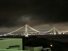 明石大橋がライトアップされていました。
