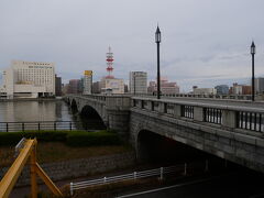 チェックアウトして出発。
１番近いバス停ではなくもう一つ先まで行くことにして萬代橋を渡ってみます。
まだ雨も降ってこないし信濃川を眺めながら素敵な朝の散歩となりました。