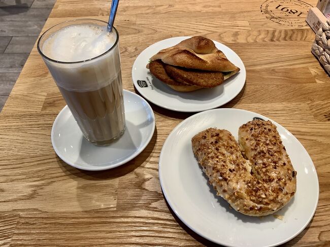 ランチで頂いたドイツのぺストリーとラテマキアート。