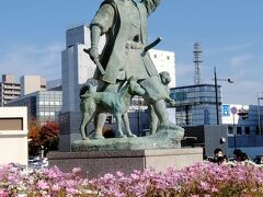 【11月19日（土）】
9時過ぎの新幹線で、名古屋→岡山へ移動します。
岡山駅後楽園口では、桃太郎がさる/いぬ/きじを率いて鬼退治に向かいます。
後楽園につながる「桃太郎大通り」では、いくつかの幼いももたろうやさる/いぬ/きじの像を見ることができます。