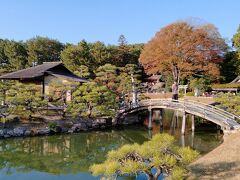 日本三大庭園の一つの後楽園です。
（あと二つは、茨城県水戸市「偕楽園」と石川県金沢市「兼六園」）

中央に大きな芝生広場があり、その周辺に庭園等がありました。