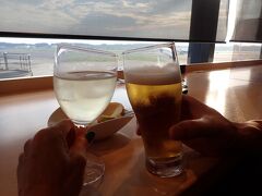 まずいつも通り今はなき成田のデルタのラウンジで乾杯！からスタート！