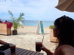 今までなぜかこなかったベアフットビーチカフェ。ワイキキズーから歩いて5分かな？オーシャンビューのアウトドアカフェです。結構混んでました。まぁ鳥さんがいっぱい！フード買うと狙われます・・・