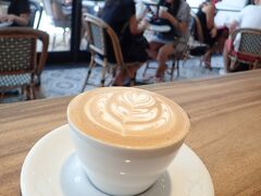 クヒオ通りにあるカフェ、コナコーヒーパーベイヤーズです。いつも混んでます。ここのラテはいっちばんおいしい、と思います。パンもおいしいです。（高いけど）