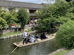 美観地区の中心部にある「中橋」周辺から眺める景観は、枝垂れ柳や川舟が何とも言えない味を醸し出しています。