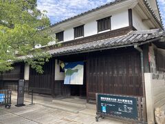 旧大原家住宅です。
倉敷川に架かる今橋を渡った対岸には大原美術館があります。

大原家は、綿仲買商人として大いに発展し、主屋は江戸時代後期の建築と推定されています。
河岸の両側に店舗と蔵を構え、1971年3月に、主屋をはじめ10棟が国の重要文化財に指定され、1982年に土地が重要文化財に追加指定されています。