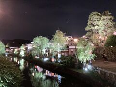 川沿いの柳もライトアップされ、道沿いには行燈が灯り、倉敷川は風情が倍増しています。