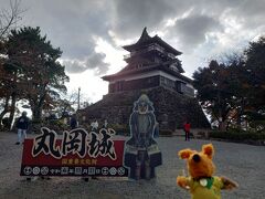 丸岡城
路線バス乗車中に最初にお姿拝見。チケット購入して間近へ！
夜はライトアップしてのイベント開催のようで準備が進んでいました。