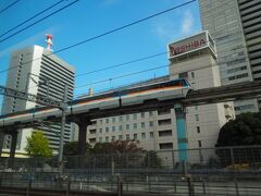 東京モノレール
昔は日立系の会社だったけどJR東日本に売却された。
TOSHIBAの看板の前を走る姿がなんとなく、面白い。