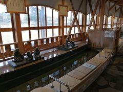 あらわ湯の町駅からすぐ、芦湯という無料足湯施設。
新しく、きれいで最高です。
タオル持参ででかけましょう！
えちぜん鉄道の電車が到着すると駅から人が流れてくるので、来場者が増えます。