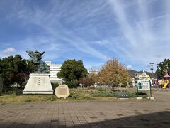 出ると湊川公園
広くいい公園