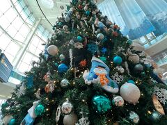 羽田空港はクリスマスオーナメントに様変わり
